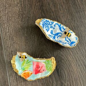 Oyster shells with decoupage ring holders